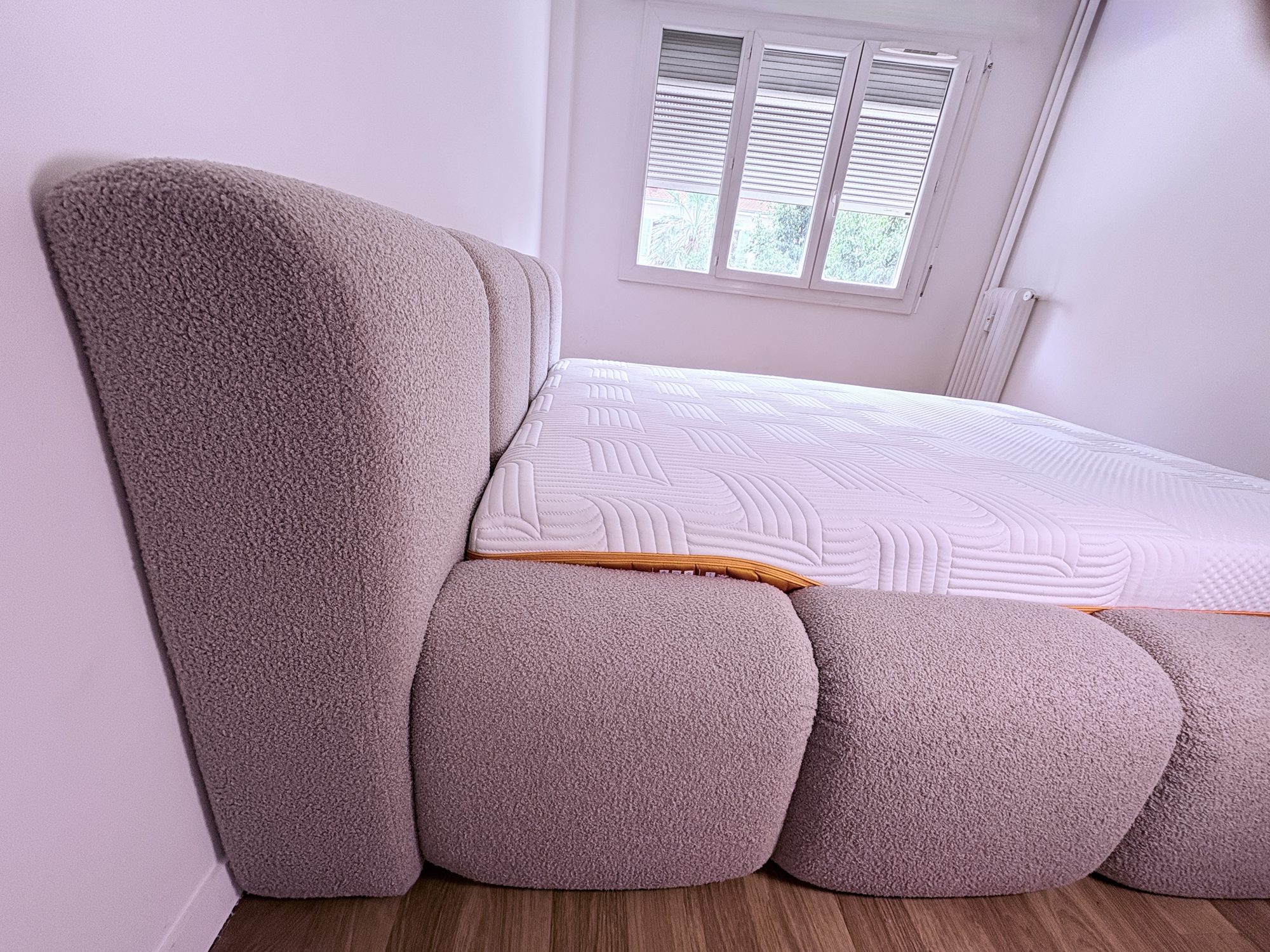 Tête de lit et matelas sur le lit coffre Equinox