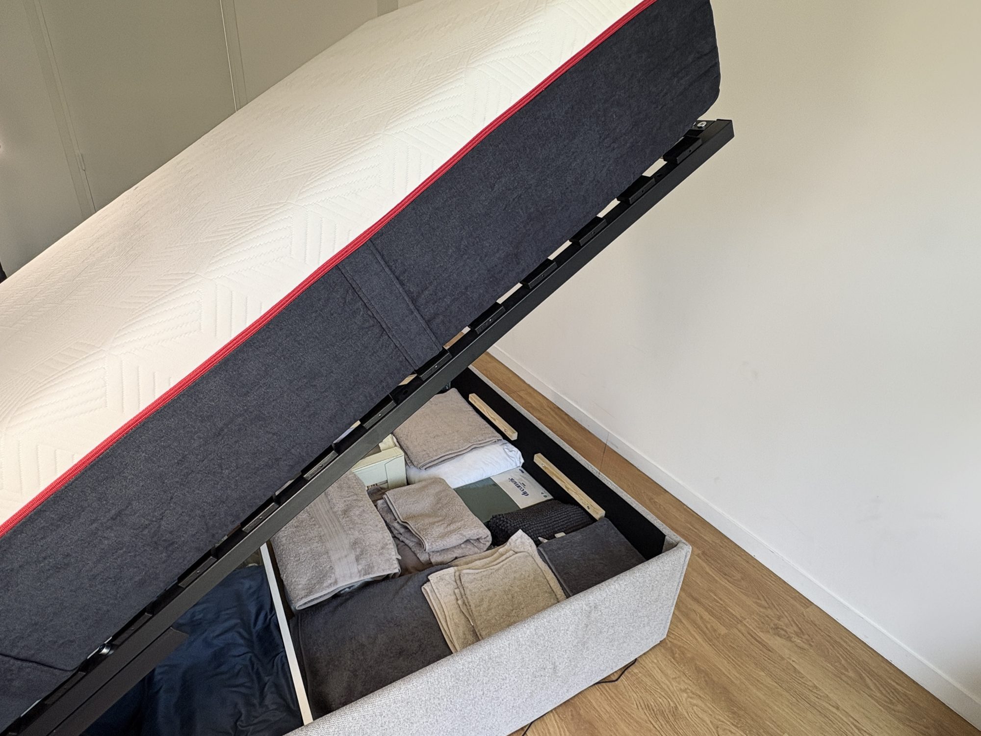 Coffre ouvert du lit Morphea Célia avec le rangement