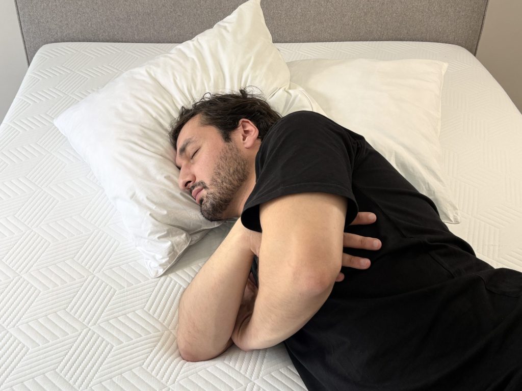 Testeur endormi sur l'oreiller Nyte Duvy