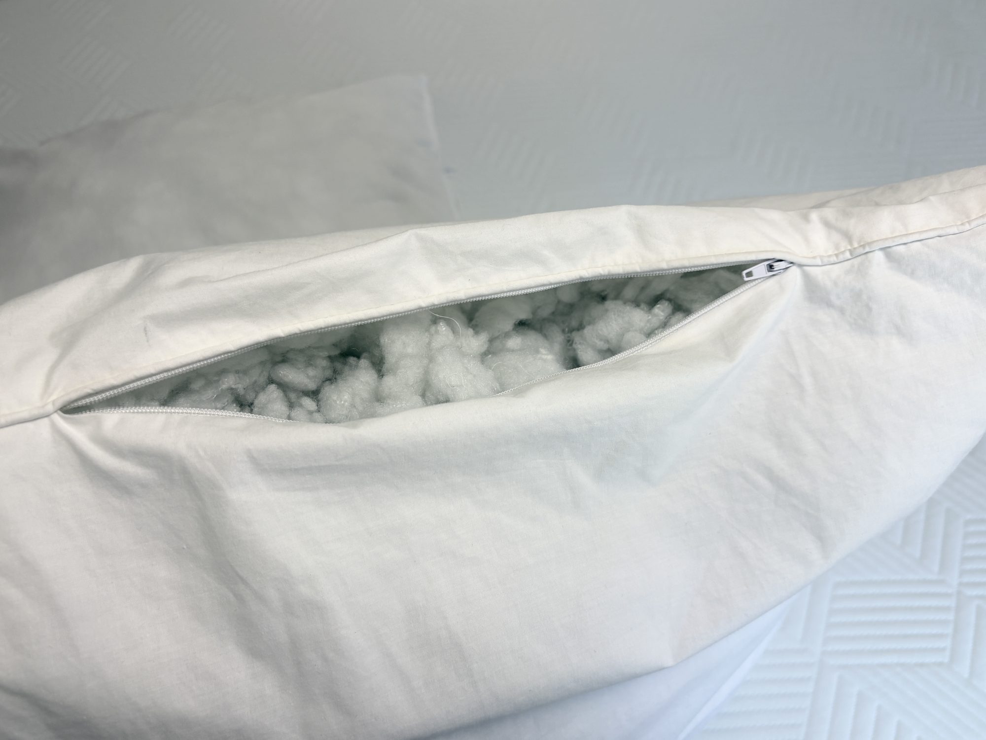 Garnissage en flocons de l’oreiller Nyte Duvy, zippette ouverte