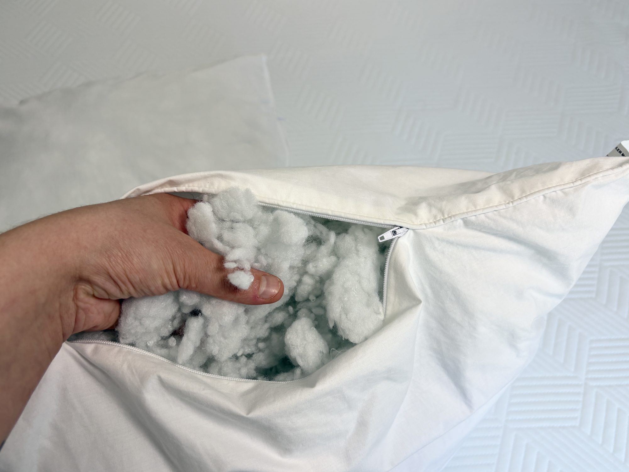 Flocons de garnissage de l’oreiller Nyte Duvy dans la main