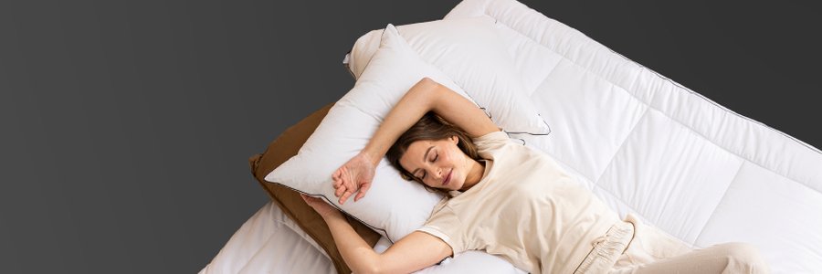 Femme endormie sur le surmatelas Mello Duo