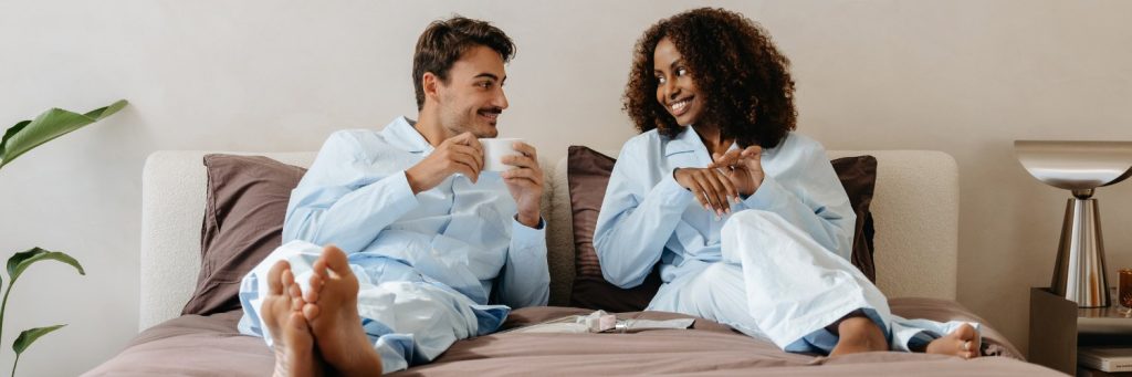 Couple en pyjama sur un lit Morphea